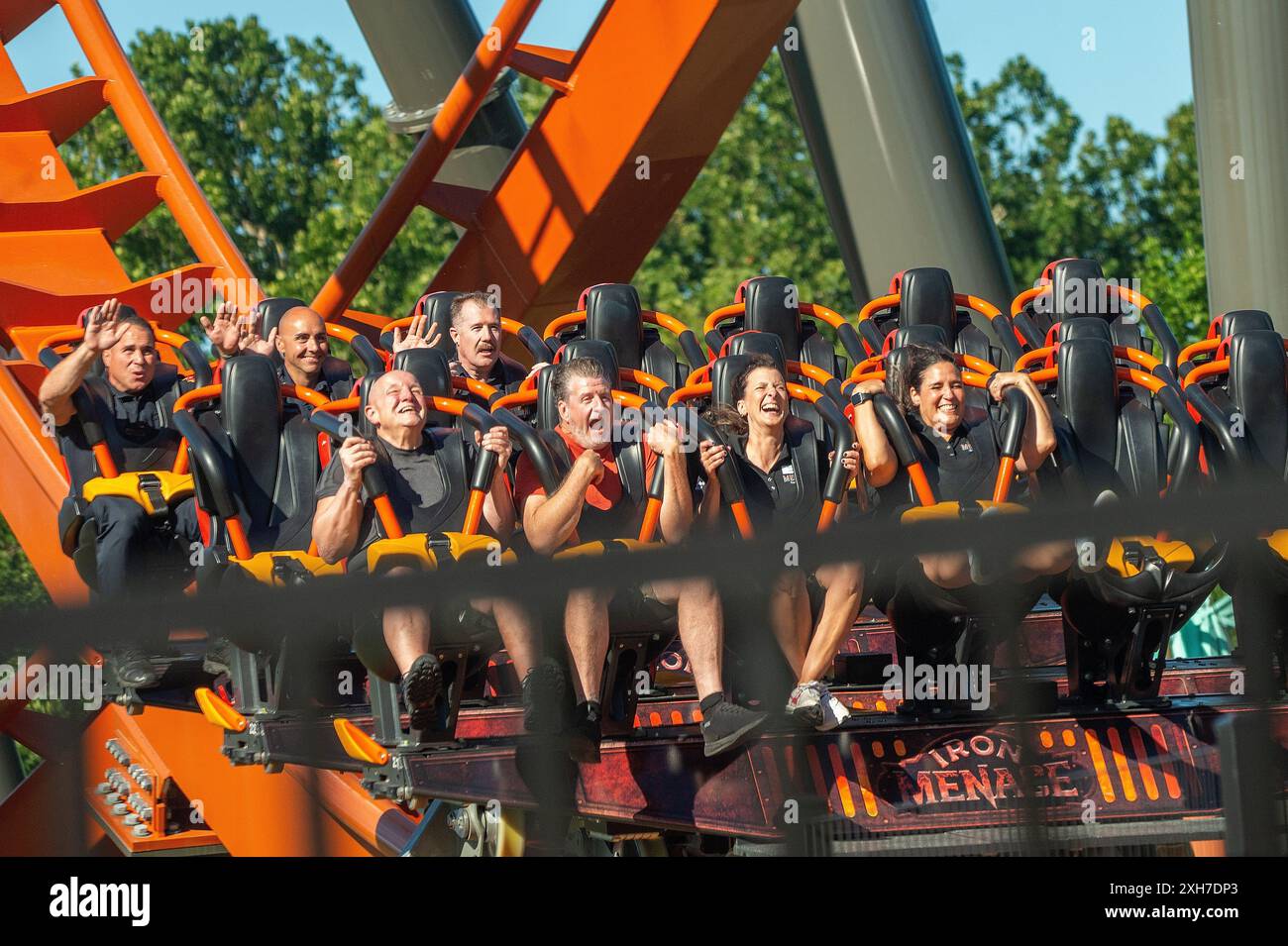 Allentown, Stati Uniti. 11 luglio 2024. Da sinistra, Steve Morrison e Preston Elliot reagiscono mentre cavalcano Iron Menace durante il Day Off della WMMR a Dorney Park giovedì 11 luglio 2024 al Dorney Park di Allentown, Pennsylvania. ( Crediti: William Thomas Cain/Alamy Live News Foto Stock