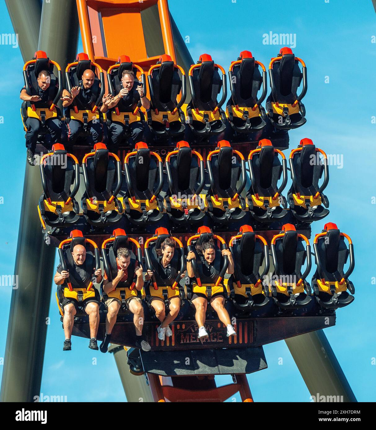 Allentown, Stati Uniti. 11 luglio 2024. Da sinistra, Steve Morrison e Preston Elliot reagiscono mentre cavalcano Iron Menace durante il Day Off della WMMR a Dorney Park giovedì 11 luglio 2024 al Dorney Park di Allentown, Pennsylvania. ( Crediti: William Thomas Cain/Alamy Live News Foto Stock