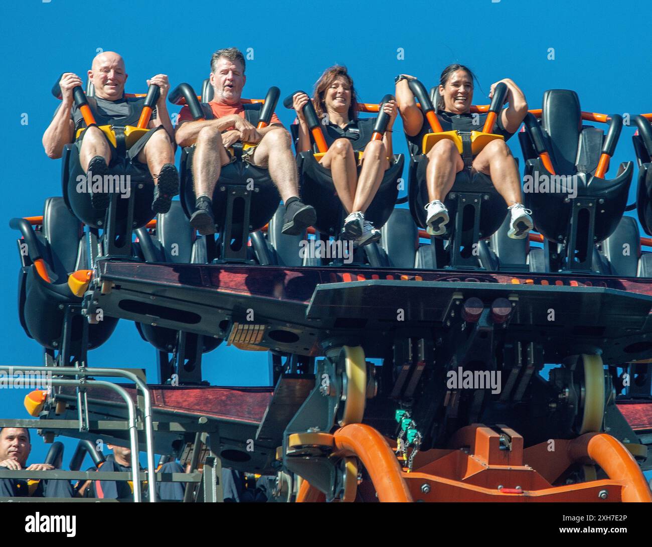 Allentown, Stati Uniti. 11 luglio 2024. Da sinistra, Steve Morrison e Preston Elliot reagiscono mentre cavalcano Iron Menace durante il Day Off della WMMR a Dorney Park giovedì 11 luglio 2024 al Dorney Park di Allentown, Pennsylvania. ( Crediti: William Thomas Cain/Alamy Live News Foto Stock