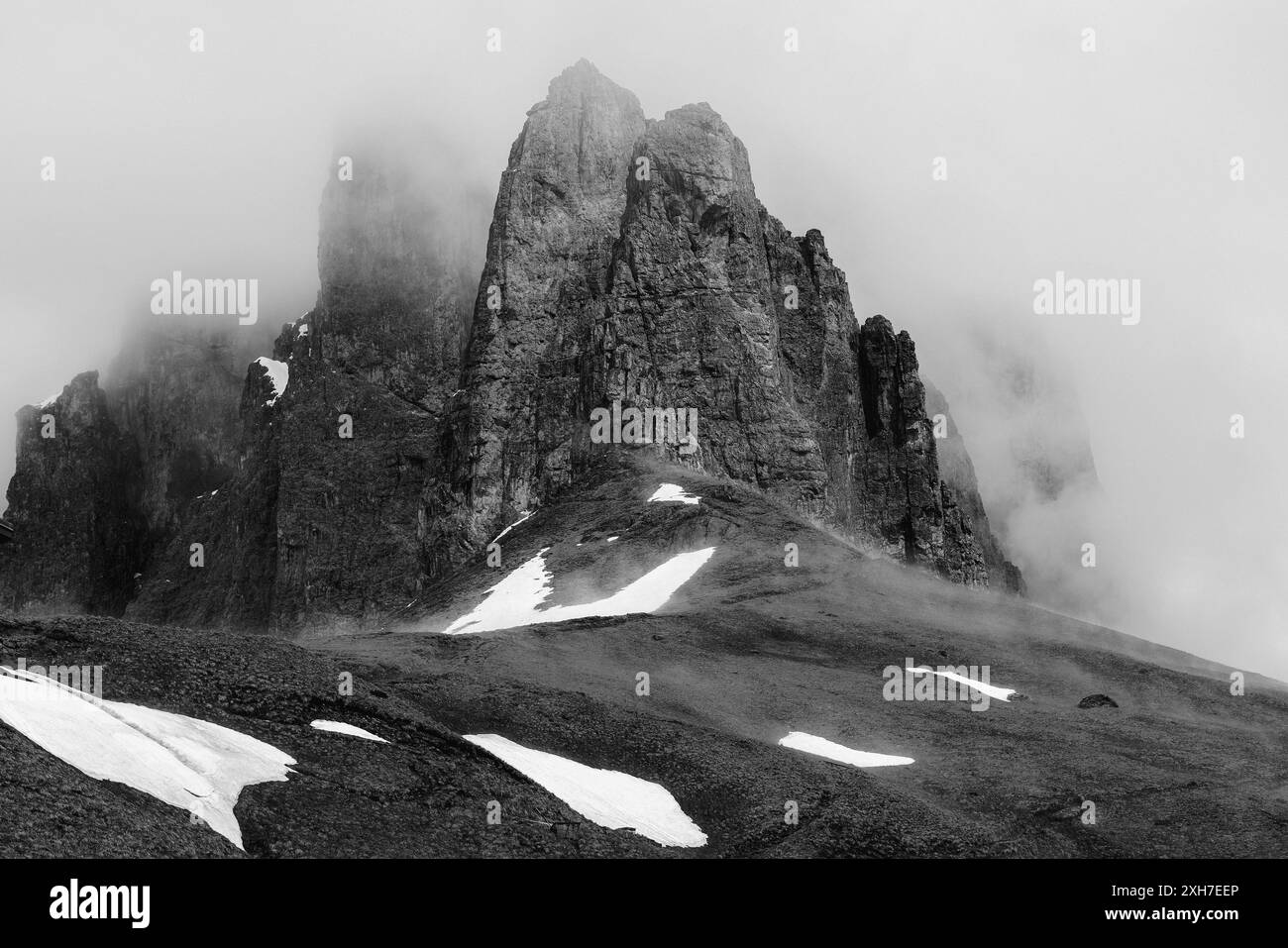 Nebbia mattutina nelle Dolomiti in alto Adige, Italia. Foto Stock