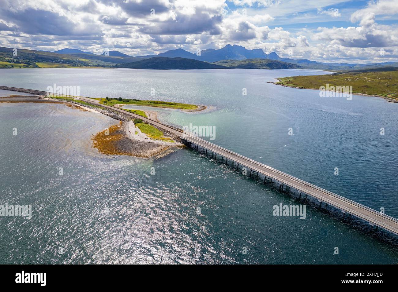 Kyle di Tongue Sutherland Scotland la strada rialzata lunga 2,4 miglia che guarda verso Ben Loyal con un cielo azzurro estivo sul lago Foto Stock