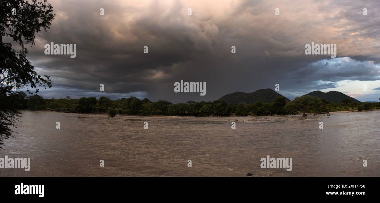 Una tempesta di pioggia pomeridiana si avvicina al fiume Great Ruaha. La stagione delle piogge del 23-24 in un evento di El Nino ha prodotto piogge estese e prolungate Foto Stock