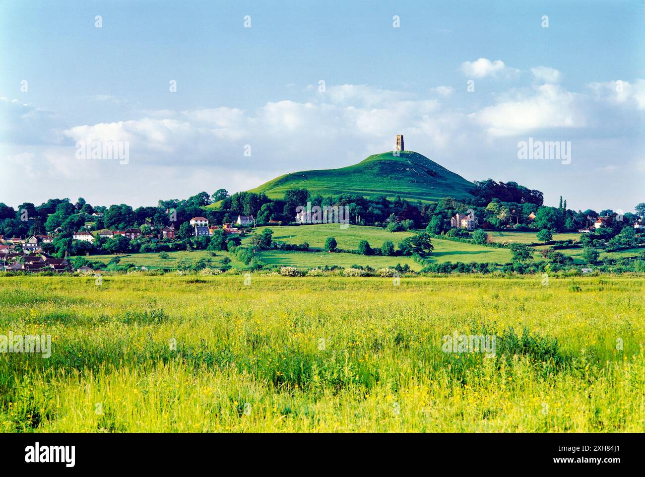 Chiesa rovinato piani della torre antica mistica pagana collina di Glastonbury Tor al di sopra del villaggio di Glastonbury, Somerset, Inghilterra Foto Stock