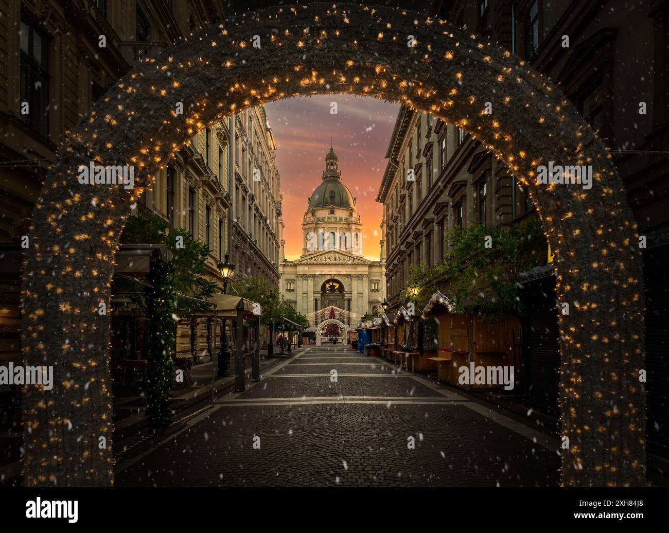 Mercatino di Natale nella Basilica di Santo Stefano a Budapest, con luci festive e fascino natalizio, l'Ungheria Foto Stock