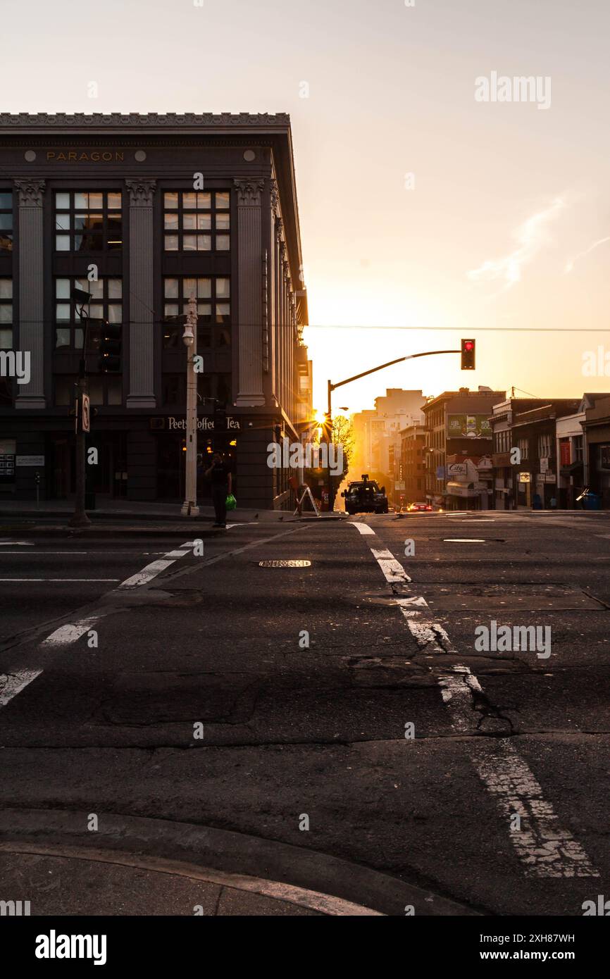 Tramonti in fiamme attraverso San Francisco Streets, California Foto Stock