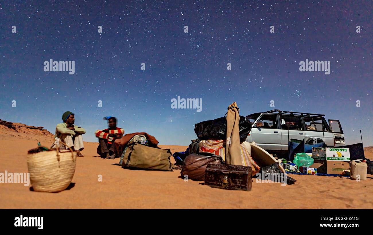 Tuareg di notte nel deserto del Sahara in Algeria Foto Stock