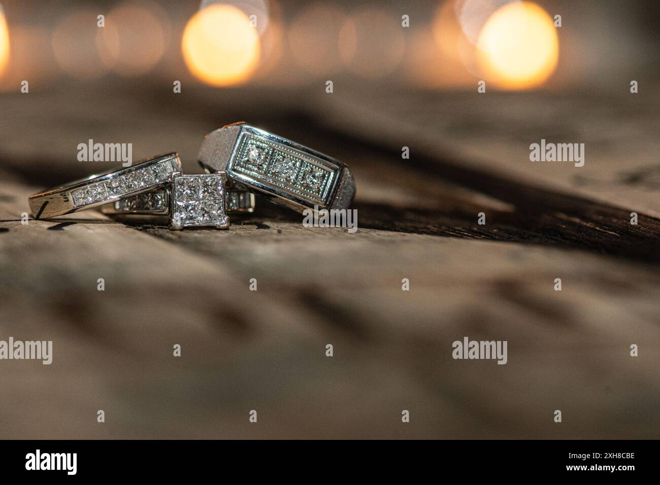 Splendido set di tre fedi nuziali in argento con diamanti impilati uno sopra l'altro Foto Stock