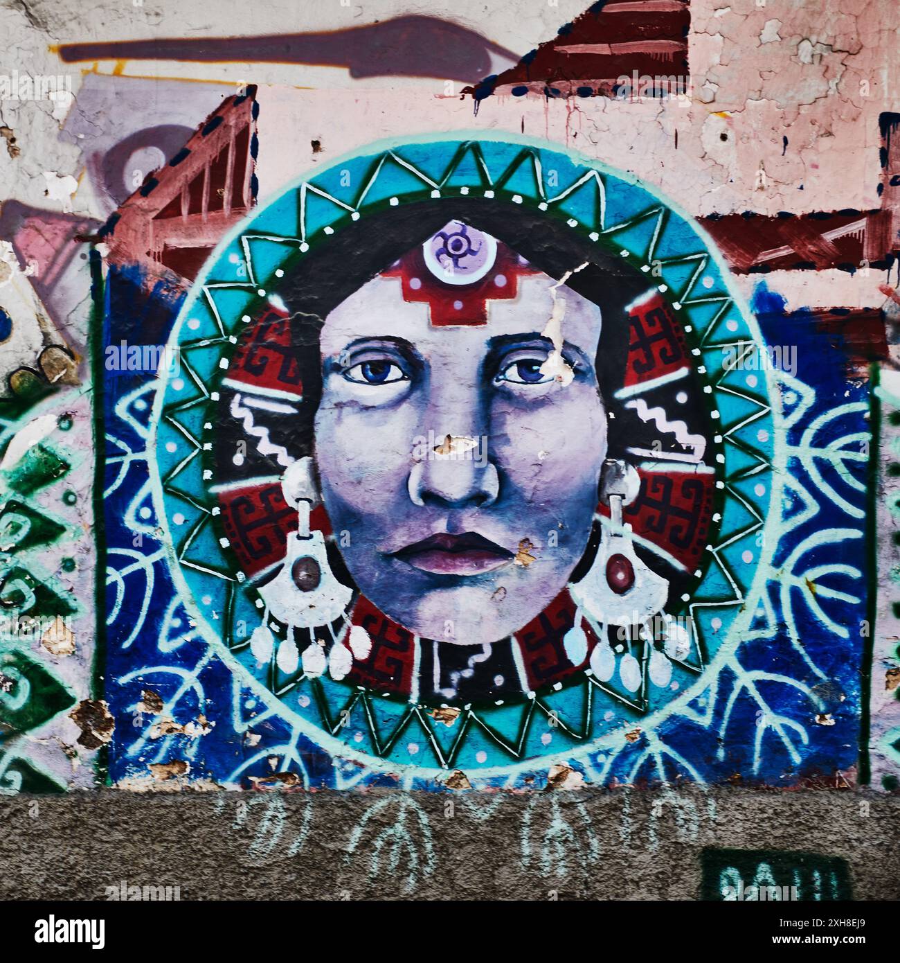 Murale di graffiti di una persona indigena a Cuenca, Ecuador, Sud America Foto Stock