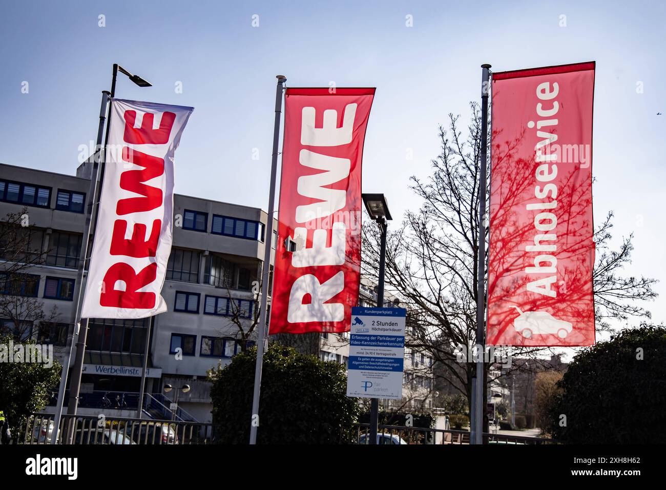 Fahnen wehen vor einer REWE filiale a Berlino, 7. März 2024. REWE *** Bandiere che sventolano di fronte a un negozio REWE a Berlino il 7 marzo 2024 REWE Foto Stock