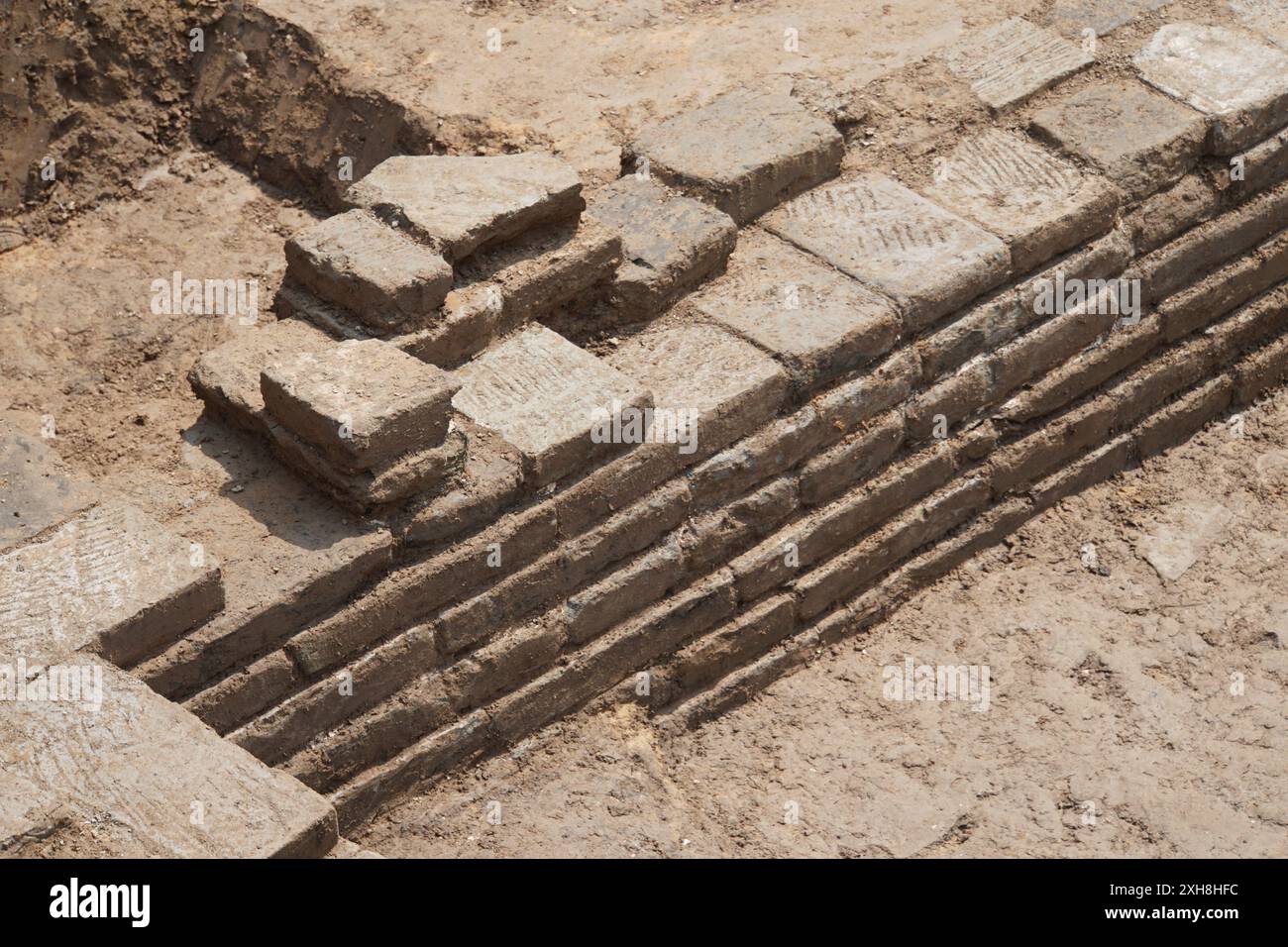 (240712) -- KAIFENG, 12 luglio 2024 (Xinhua) -- questa foto scattata il 18 giugno 2024 mostra una vista delle rovine della porta di Jinglong della dinastia Song settentrionale a Kaifeng, nella provincia di Henan della Cina centrale. Gli archeologi cinesi hanno portato alla luce le rovine di una porta interna della città della capitale della dinastia Song settentrionale (960-1126). Questa scoperta segna le più grandi e più alte rovine della porta della città del periodo Song settentrionale trovate finora. La porta di Jinglong, l'unica porta interna della città dell'antica capitale scoperta fino ad oggi, è larga circa 60 metri con la porta che si estende per 19,3 metri. (Xinhua/Yuan Yu Foto Stock