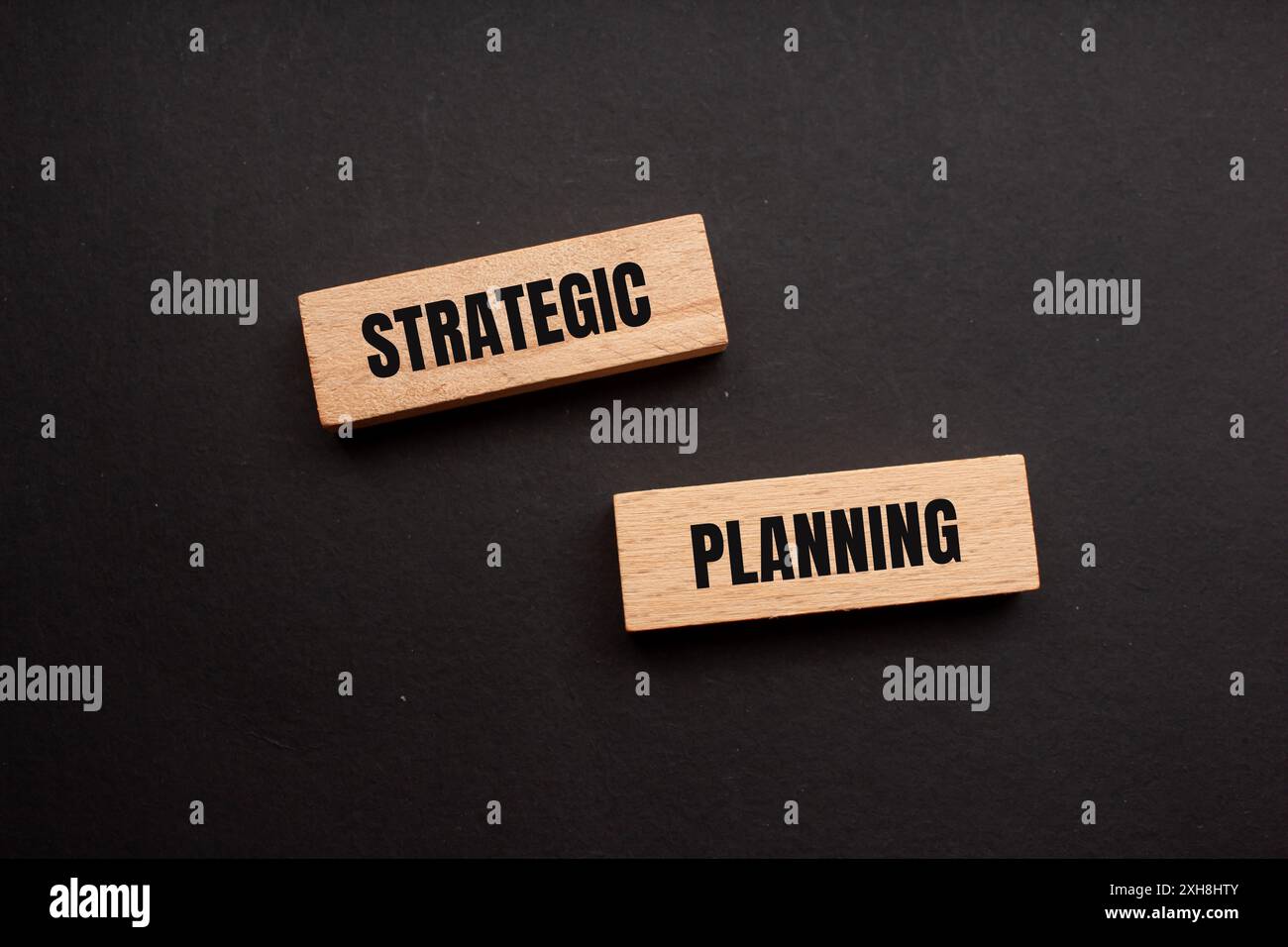 Messaggio di pianificazione strategica scritto su blocchi di legno con sfondo nero. Simbolo della pianificazione strategica concettuale. Copia spazio. Foto Stock