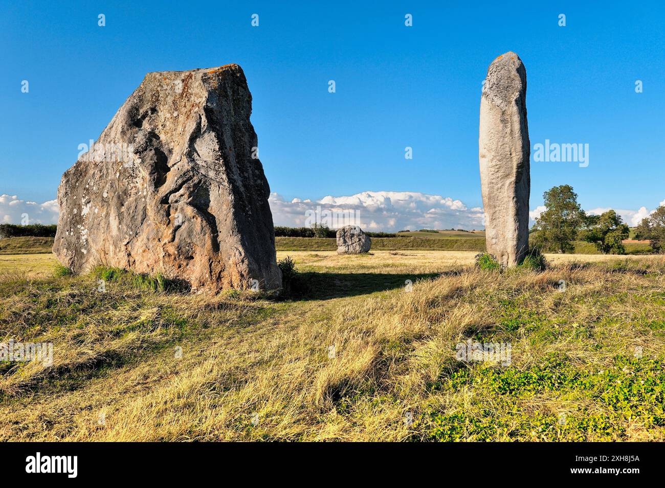 Ad Avebury henge neolitica e circoli di pietre, Wiltshire, Inghilterra. 5600 anni. I megaliti di Inner Circle del Nord Foto Stock