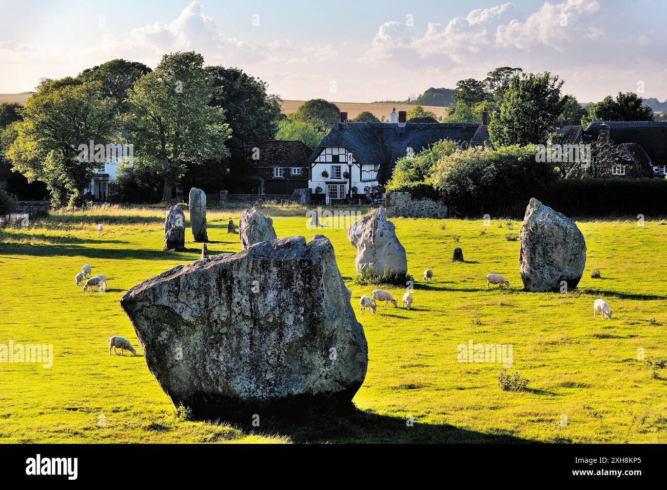 Ad Avebury henge neolitica e circoli di pietre, Wiltshire, Inghilterra. 5600 anni. Interna del cerchio del Sud verso village pub Foto Stock