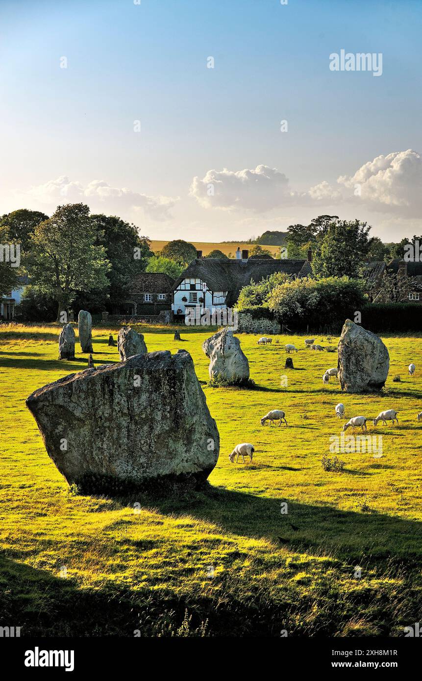Ad Avebury henge neolitica e circoli di pietre, Wiltshire, Inghilterra. 5600 anni. Interna del cerchio del Sud verso village pub Foto Stock