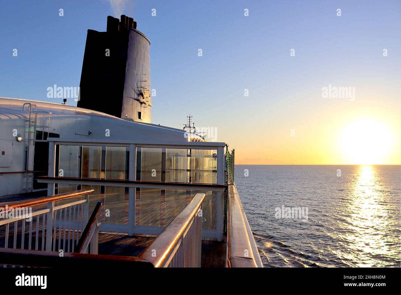 Navigando verso il tramonto, la nave da crociera Aurora P&o parte da Civitavecchia e si dirige verso Genova sotto un cielo nuvoloso, aprile 2024. Foto Stock