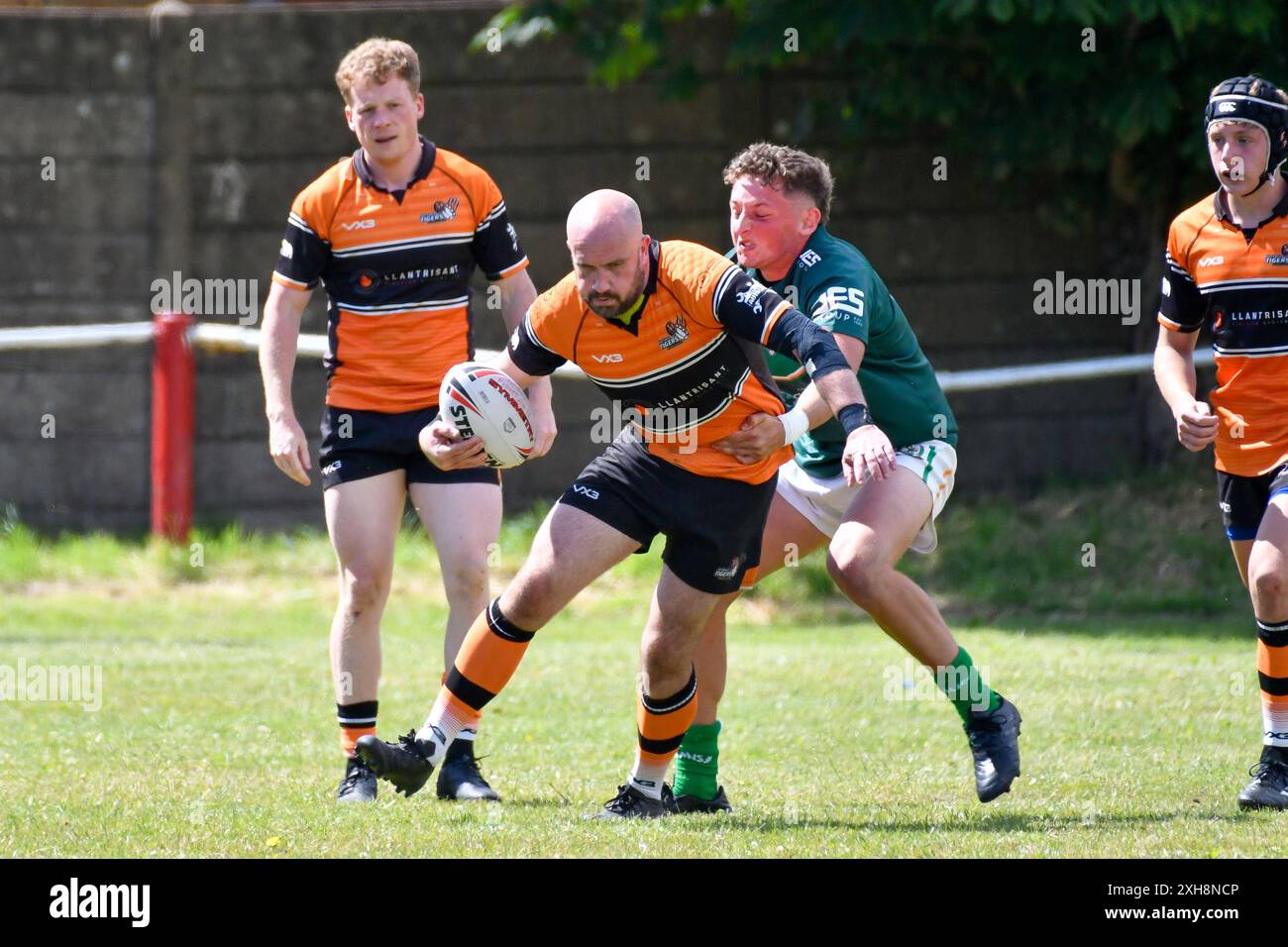 Port Talbot, Galles. 6 luglio 2024. Josh Wall dei Torfaen Tigers è affrontato da William McCarthy di Aberavon che combatte contro gli irlandesi durante la partita della JES Group Rugby League Conference tra Aberavon Fighting Irish e Torfaen Tigers all'Aberavon Harlequins RFC di Port Talbot, Galles, Regno Unito il 6 luglio 2024. Crediti: Duncan Thomas/Majestic Media. Foto Stock