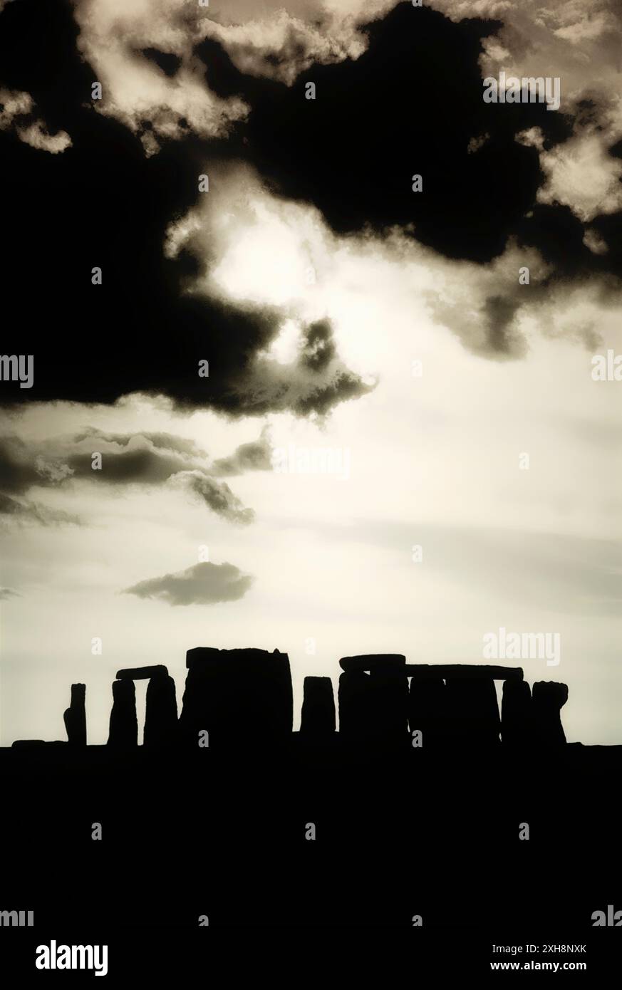 Il cerchio di pietre del monumento preistorico di Stonehenge si trova sulla Salisbury Plain, vicino ad Amesbury, Wiltshire, Inghilterra Foto Stock