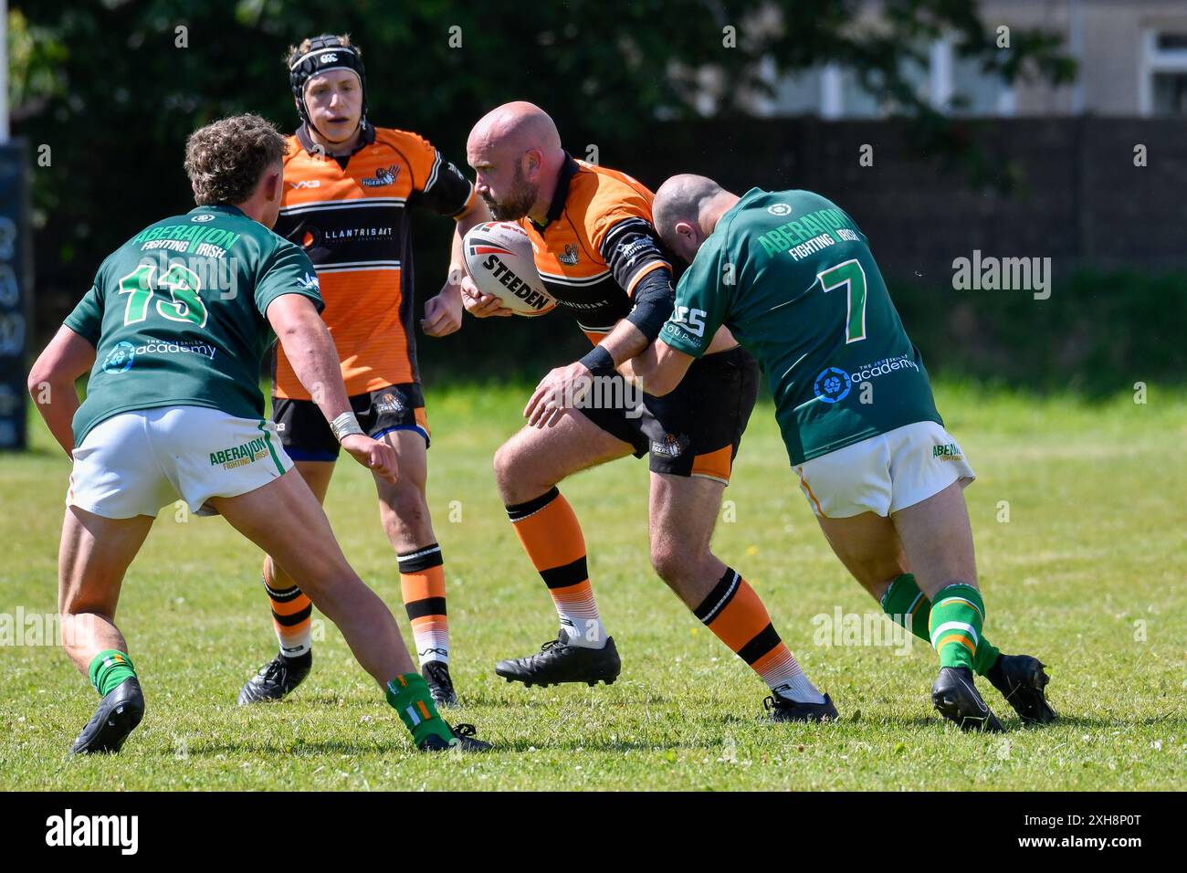 Port Talbot, Galles. 6 luglio 2024. Keiron John di Aberavon che combatte contro gli irlandesi si mette in contatto con Josh Wall dei Torfaen Tigers durante la partita della JES Group Rugby League Conference tra Aberavon Fighting Irish e Torfaen Tigers all'Aberavon Harlequins RFC a Port Talbot, Galles, Regno Unito, il 6 luglio 2024. Crediti: Duncan Thomas/Majestic Media. Foto Stock