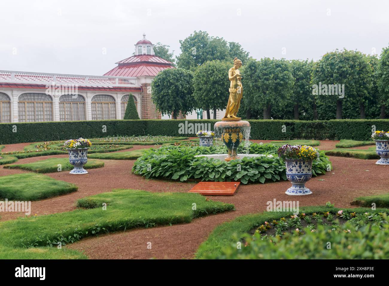 San Pietroburgo, Russia - 06 giugno 2024: Vista sul parco del Palazzo Monplaisir di Peterhof Foto Stock