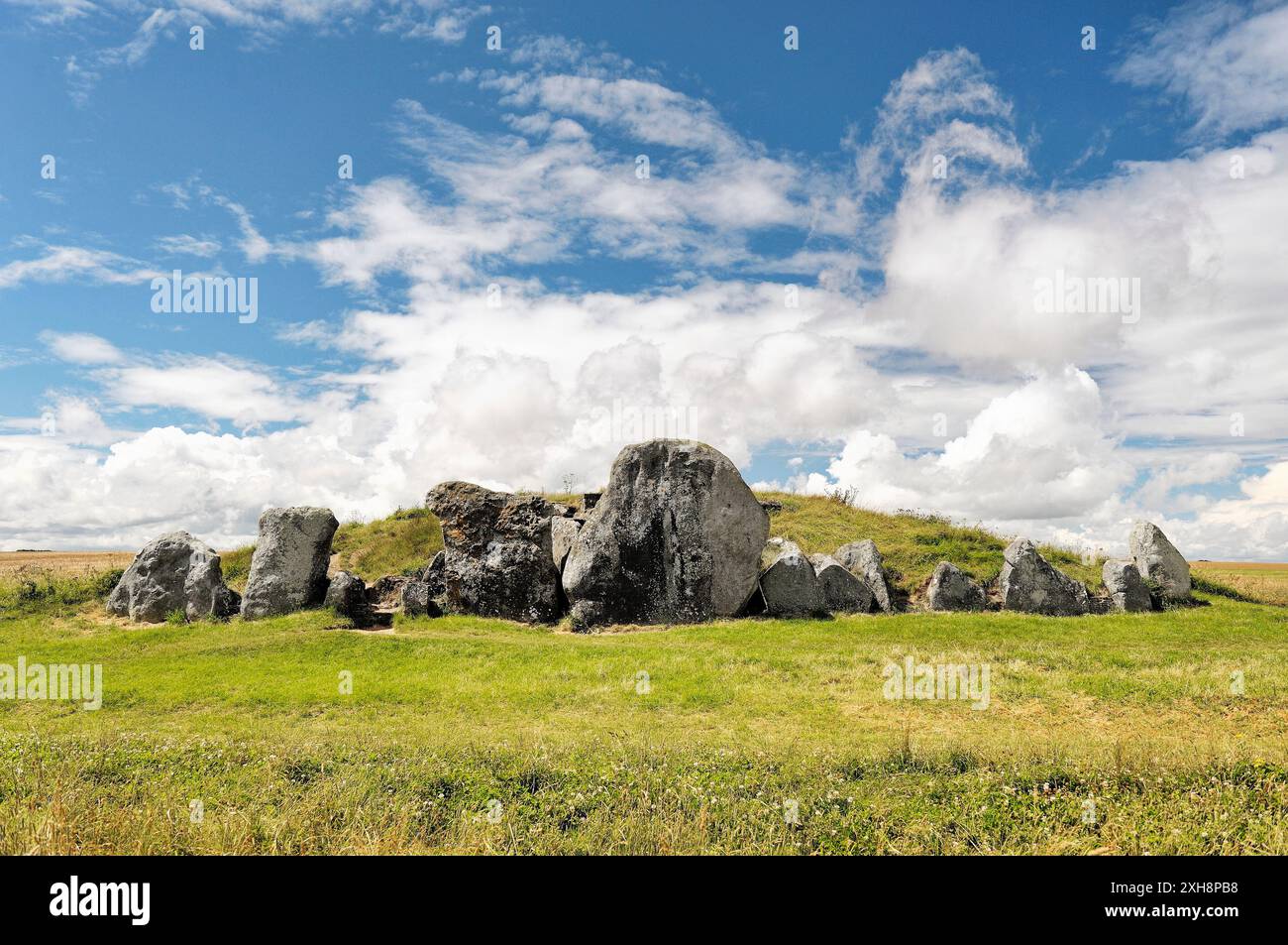 West Kennet Long Barrow preistorica tomba neolitica nei pressi di Avebury, Wiltshire, Inghilterra. Facciata in pietra della parte orientale dell'ingresso anteriore Foto Stock