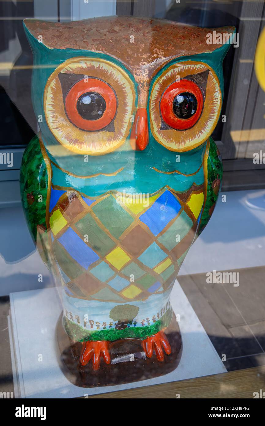 The Big Hoot Owl Sculpture Trail Chichester England a Wild in Art Event by Chestnut Tree House - Alona by Oakwood Prep School Foto Stock