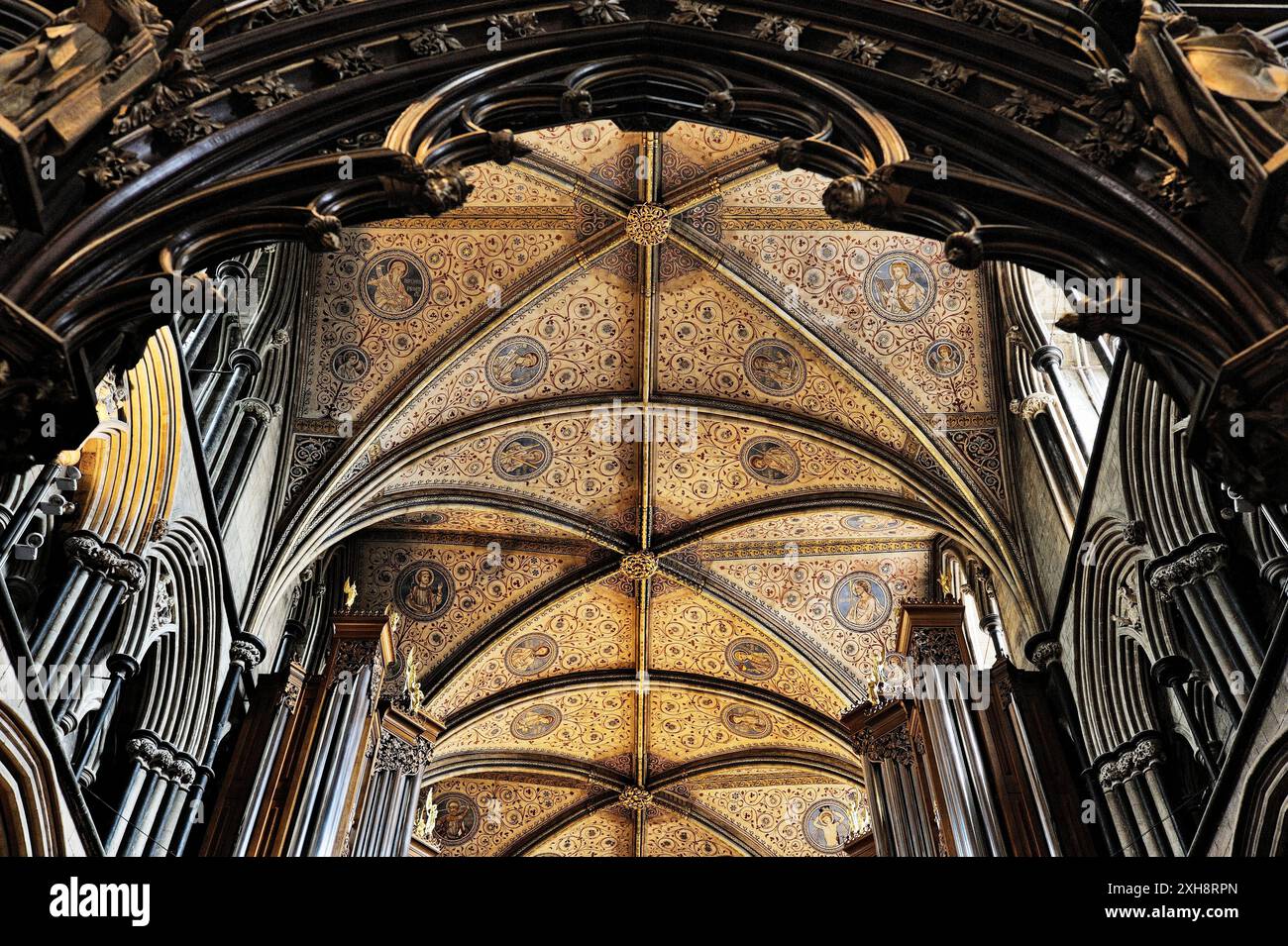 Cattedrale di Worcester, Inghilterra. Guardando verso Est lungo il soffitto decorato del Coro Foto Stock