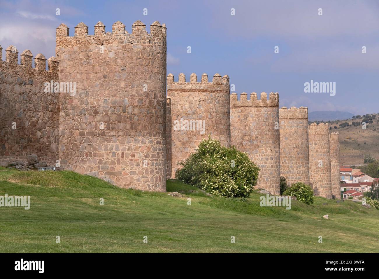 Spagna, Castiglia e León, Avila, le mura cittadine che sono state costruite a partire dal 1090 e sono tra le meglio conservate e più complete d'Europa, guardando lungo la sezione settentrionale delle mura. Foto Stock