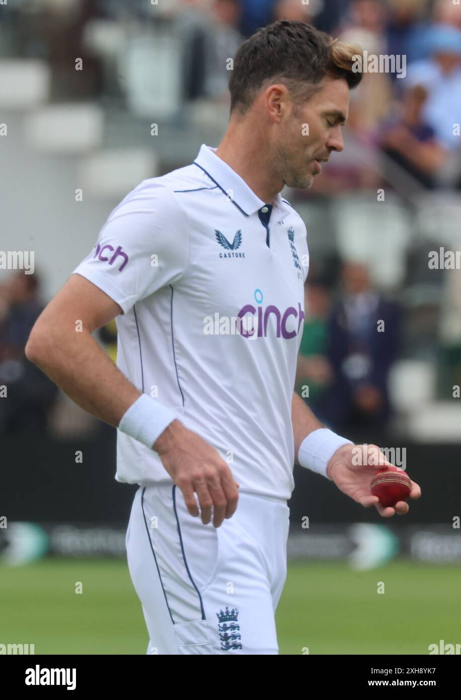 LONDRA, Regno Unito, JULY12:England's James Anderson (Lancashire) durante Rothesay test ITS test Day 3 of 5 match tra Inghilterra e Indie occidentali al Lord's Cricket Ground, Londra il 12 luglio 2024 Foto Stock