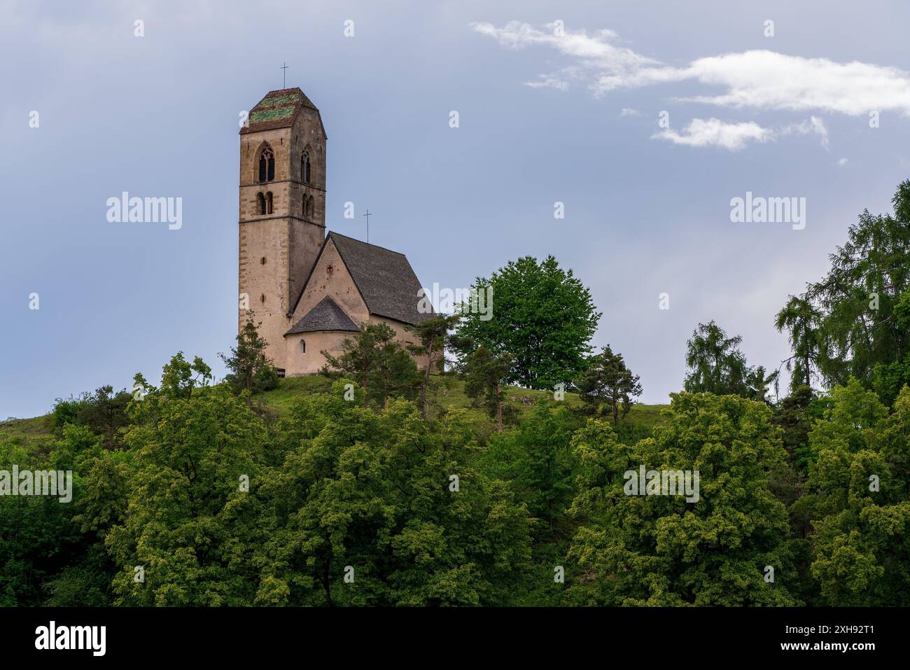 Antica chiesa di Völs am Schlern nelle Dolomiti in alto Adige, Italia. Foto Stock