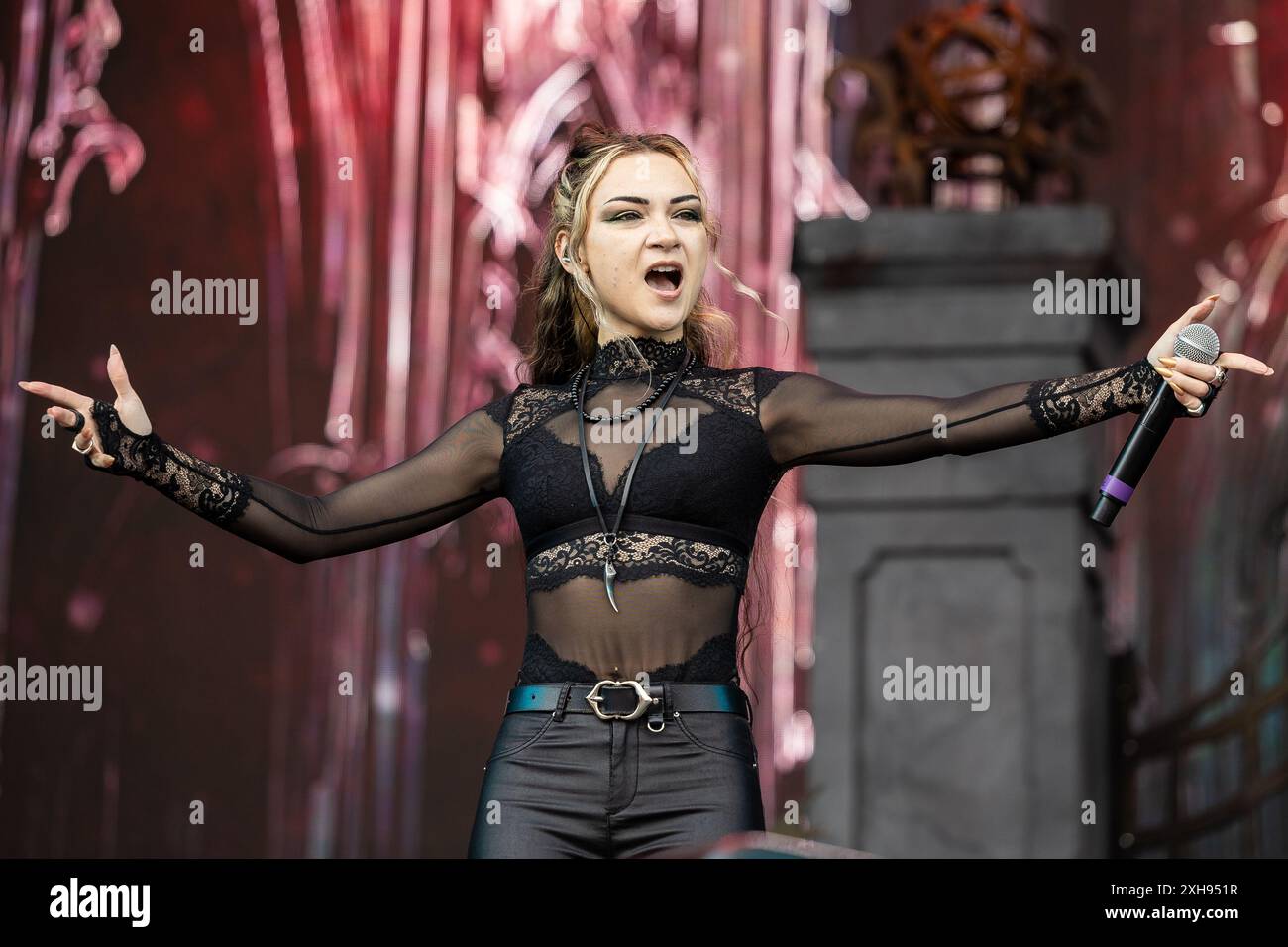 Adrienne Cowan interpreta Avantasia ospite al Tons of Rock 2024 Foto Stock