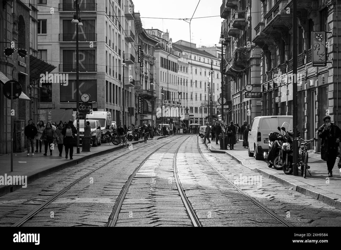 Tra le trafficate vie dello shopping di Milano. Al centro, i binari del tram scorrono Foto Stock