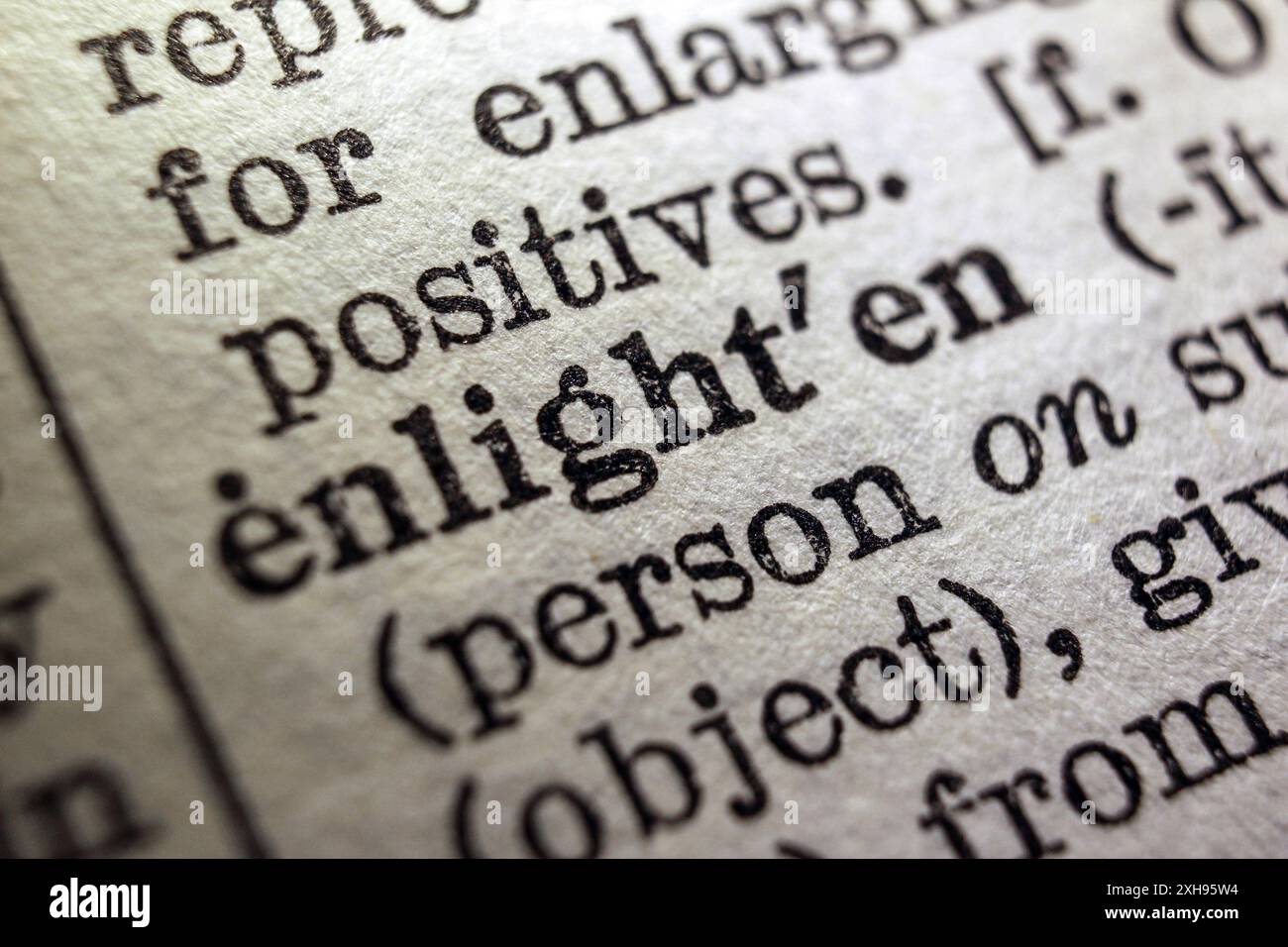 Illuminazione delle parole sulla pagina del dizionario, primo piano delle macro Foto Stock