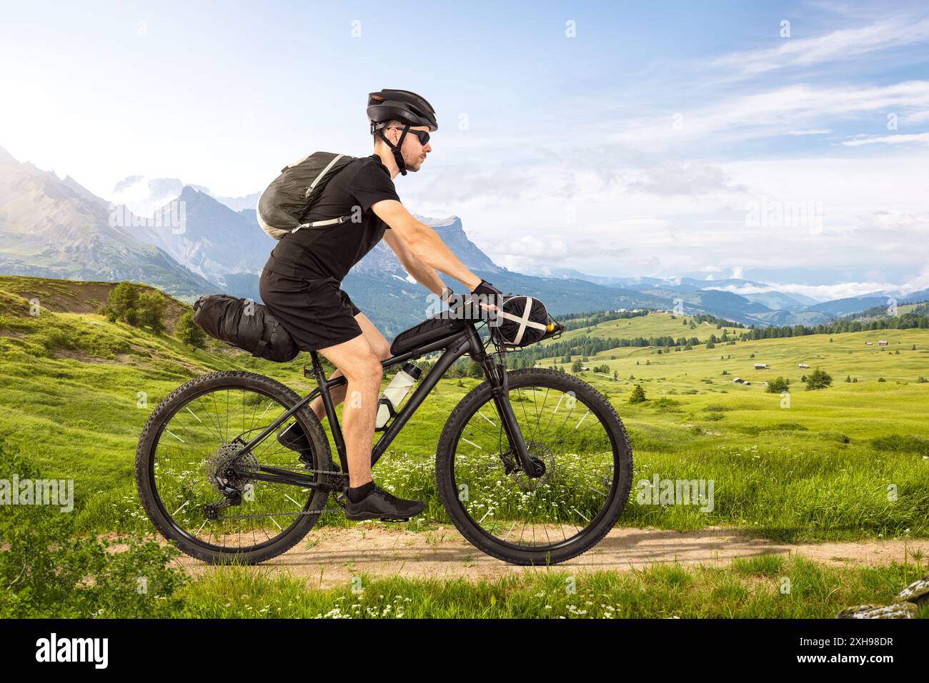Tour in mountain bike su un sentiero panoramico in una Green Valley Foto Stock