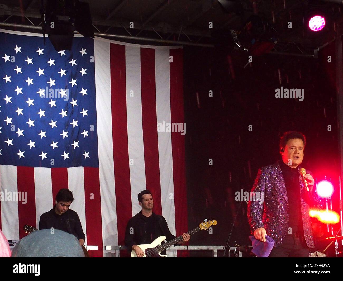 12 luglio 2024, New York, New York, Stati Uniti: New York, New York , Donnie Osmond si esibisce sotto la pioggia per lo spettacolo mattutino Fox and Friends. (Credit Image: © Bruce Cotler/ZUMA Press Wire) SOLO PER USO EDITORIALE! Non per USO commerciale! Foto Stock