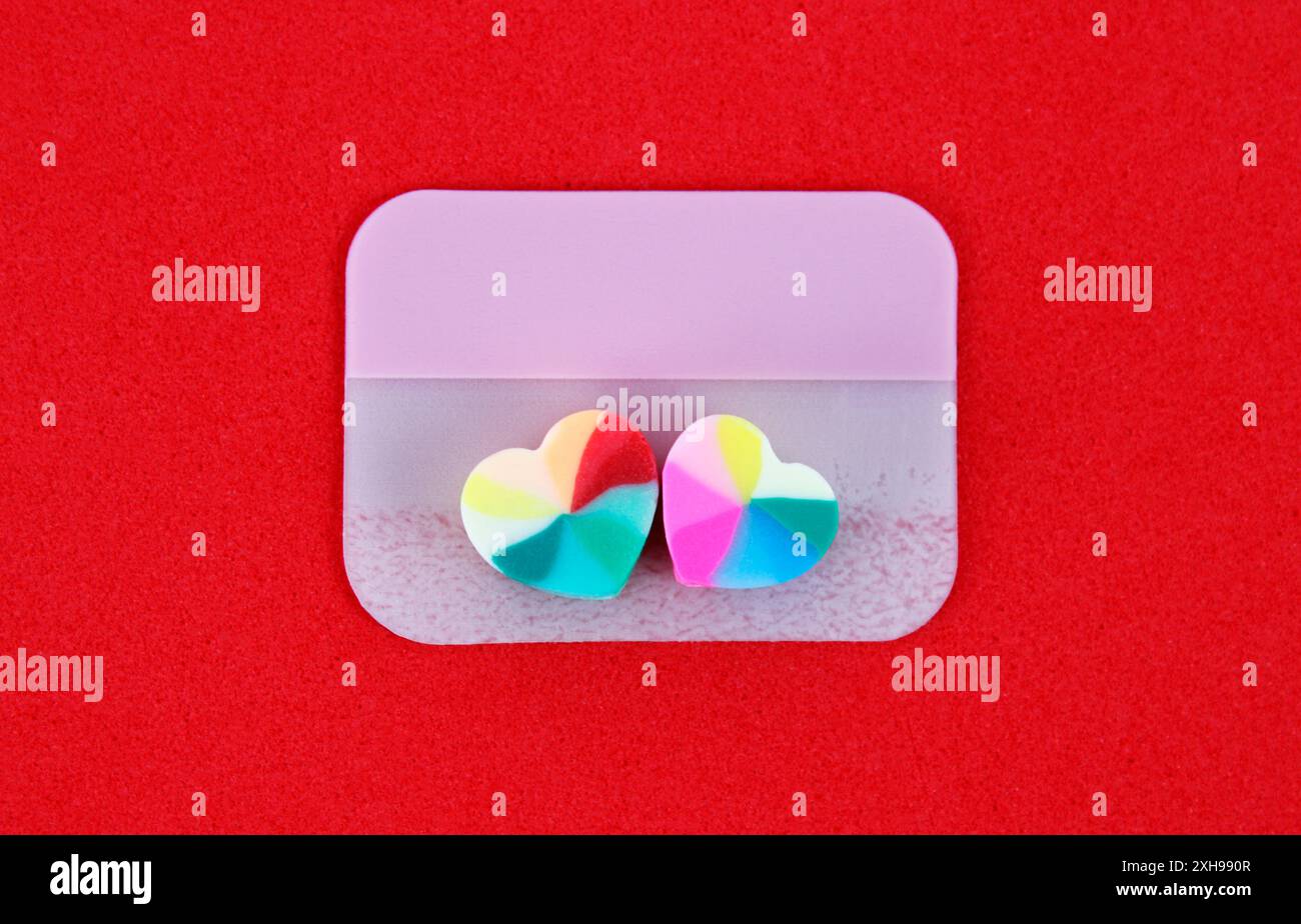 Un paio di cuori colorati su una nota adesiva Foto Stock