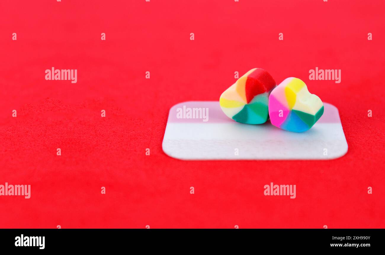 Un paio di cuori colorati su una nota adesiva Foto Stock