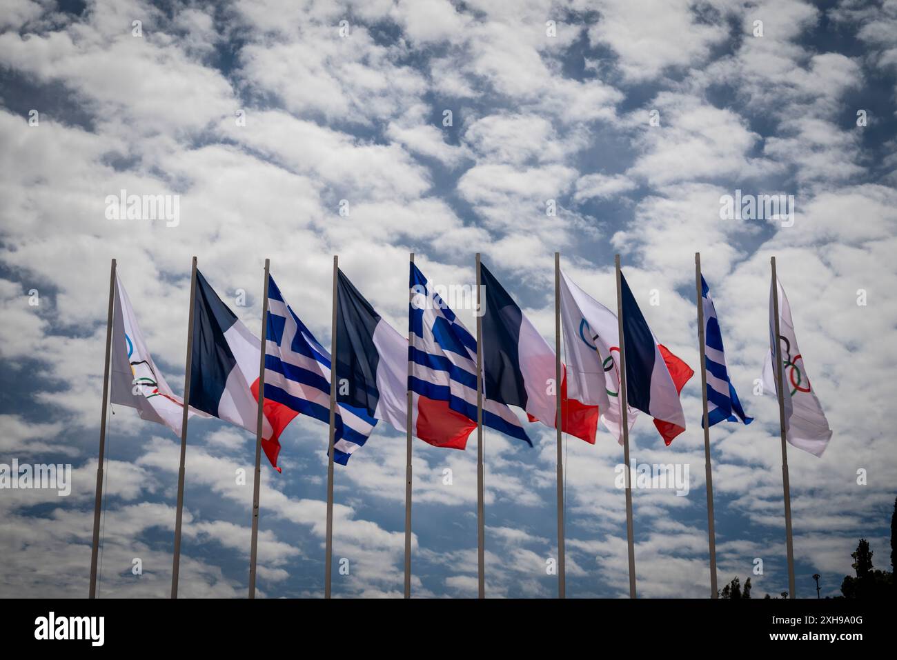 Bandiere greche, olimpiche e francesi allo Stadio Panatenaico di Atene, Grecia Foto Stock