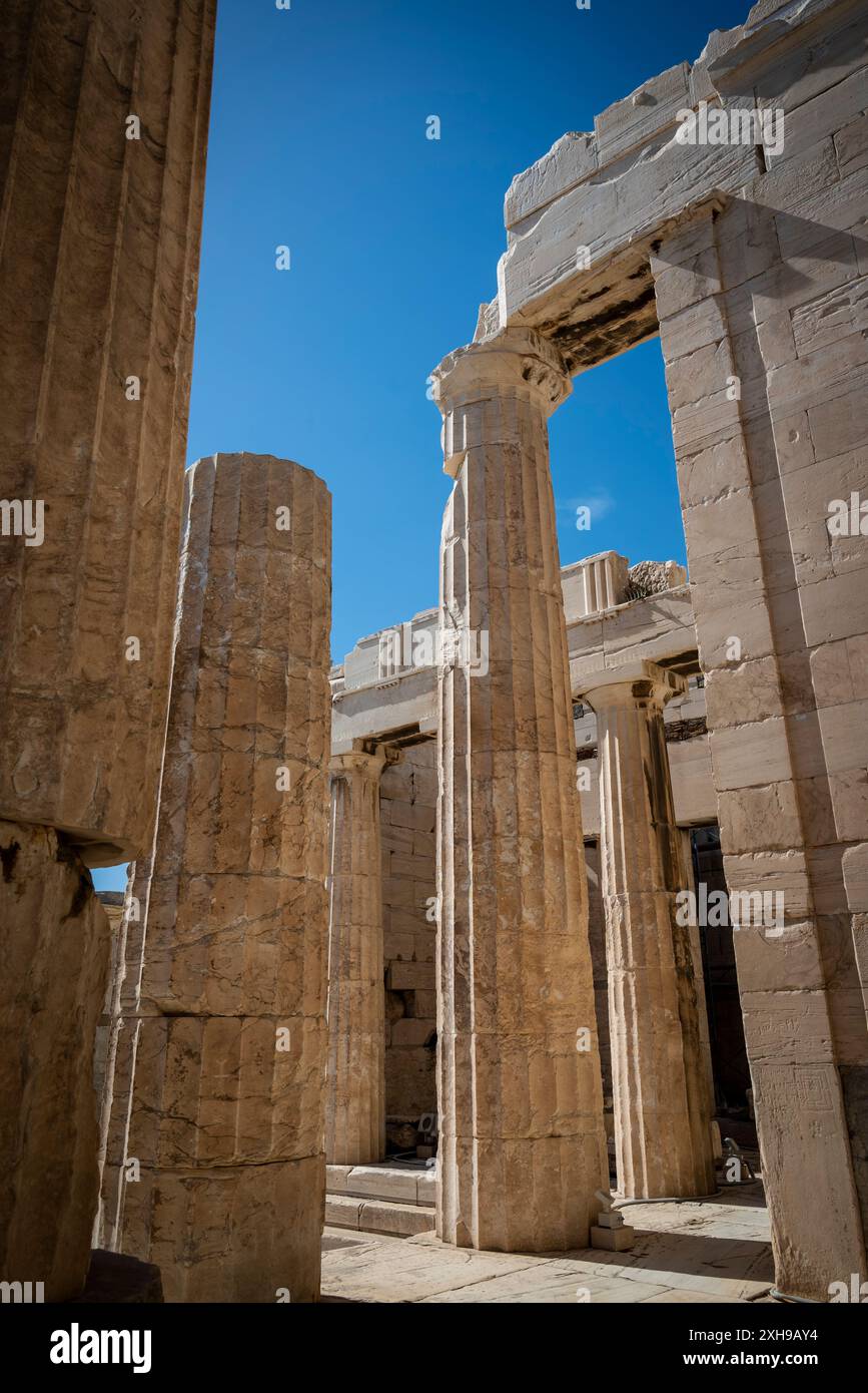 Propylaia, il classico complesso di edifici dorici greci che fungeva da monumentale porta cerimoniale all'Acropoli, costruito tra il 437 e il 432 Foto Stock