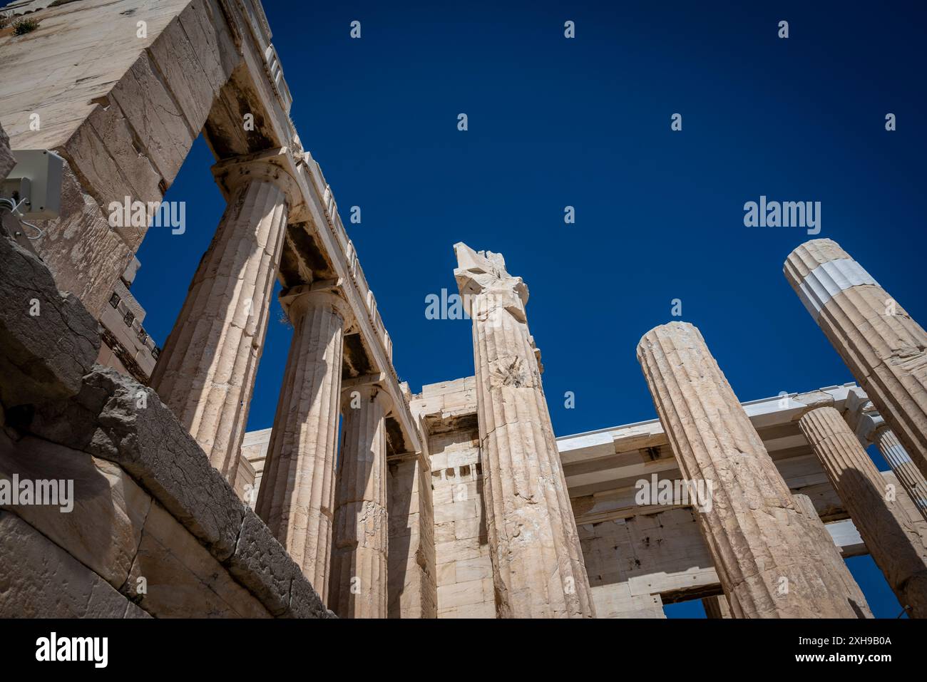Propylaia, il classico complesso di edifici dorici greci che fungeva da monumentale porta cerimoniale all'Acropoli, costruito tra il 437 e il 432 Foto Stock