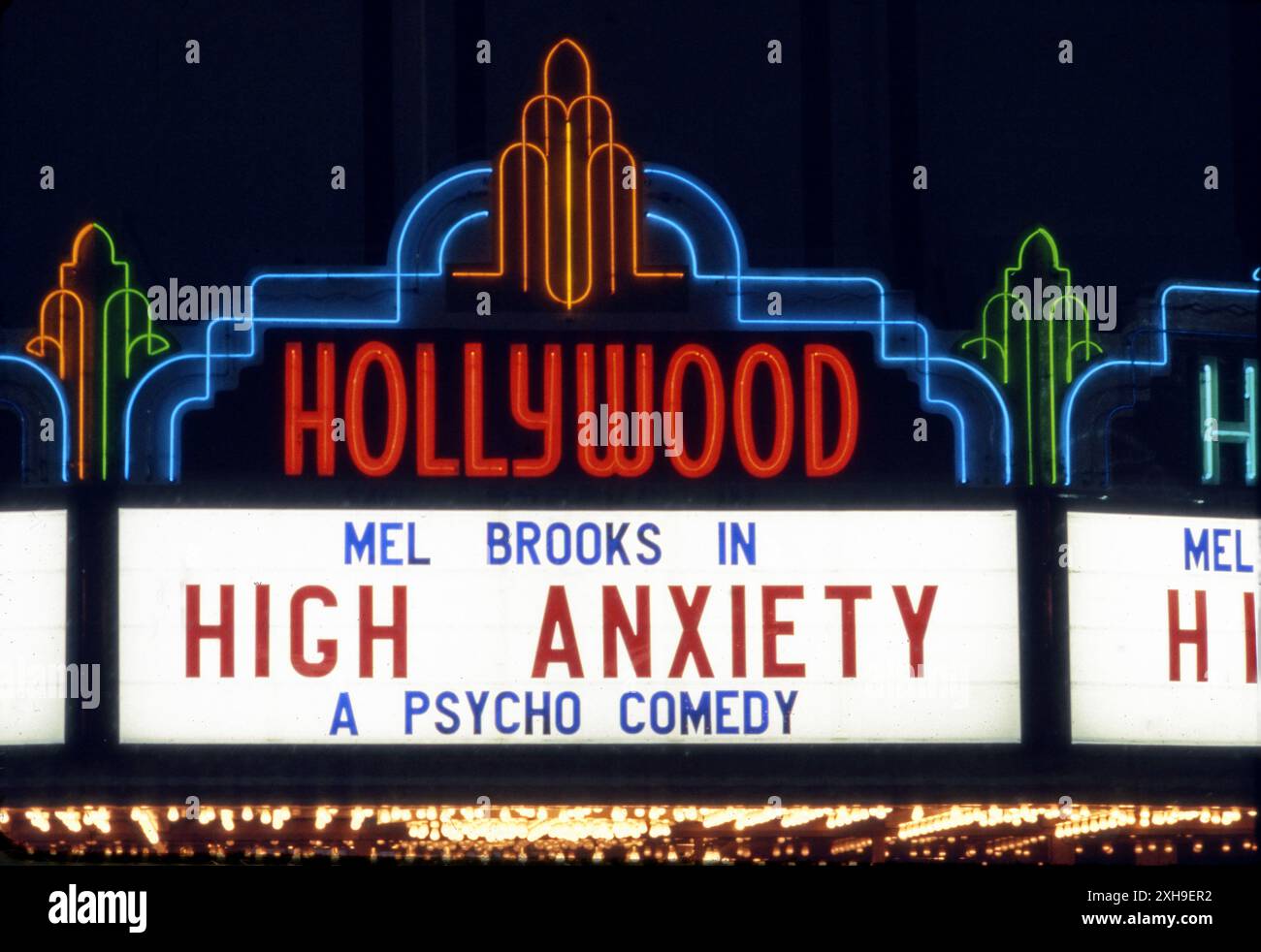 The Hollywood Theater Marquee with High Ansiety di Mel Brooks in scena nel 1977, Hollywood, CA, USA Foto Stock
