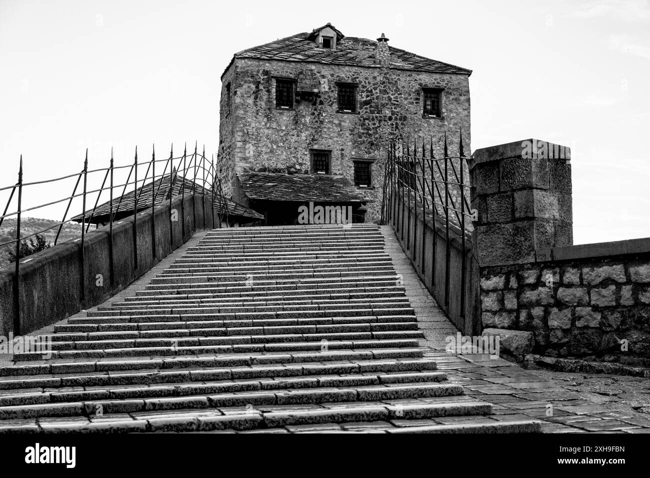 Il famoso ponte di Mostar in monocromia incantato da qualsiasi popolo. Foto Stock