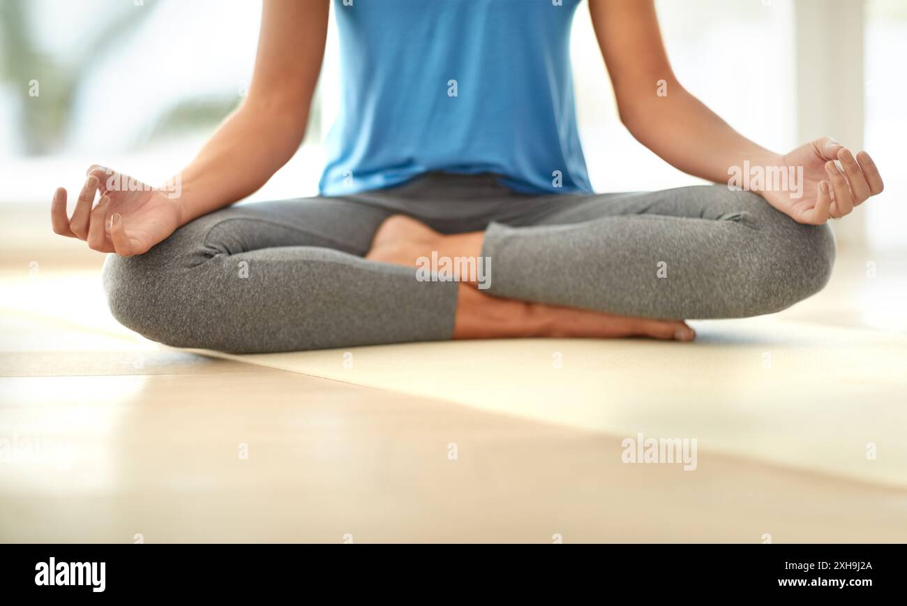 Yoga, mani e piedi in casa, pavimento e abbigliamento sportivo per rilassarsi con il loto in lounge, routine e mattina. Sano, primo piano e pace in casa, meditazione Foto Stock