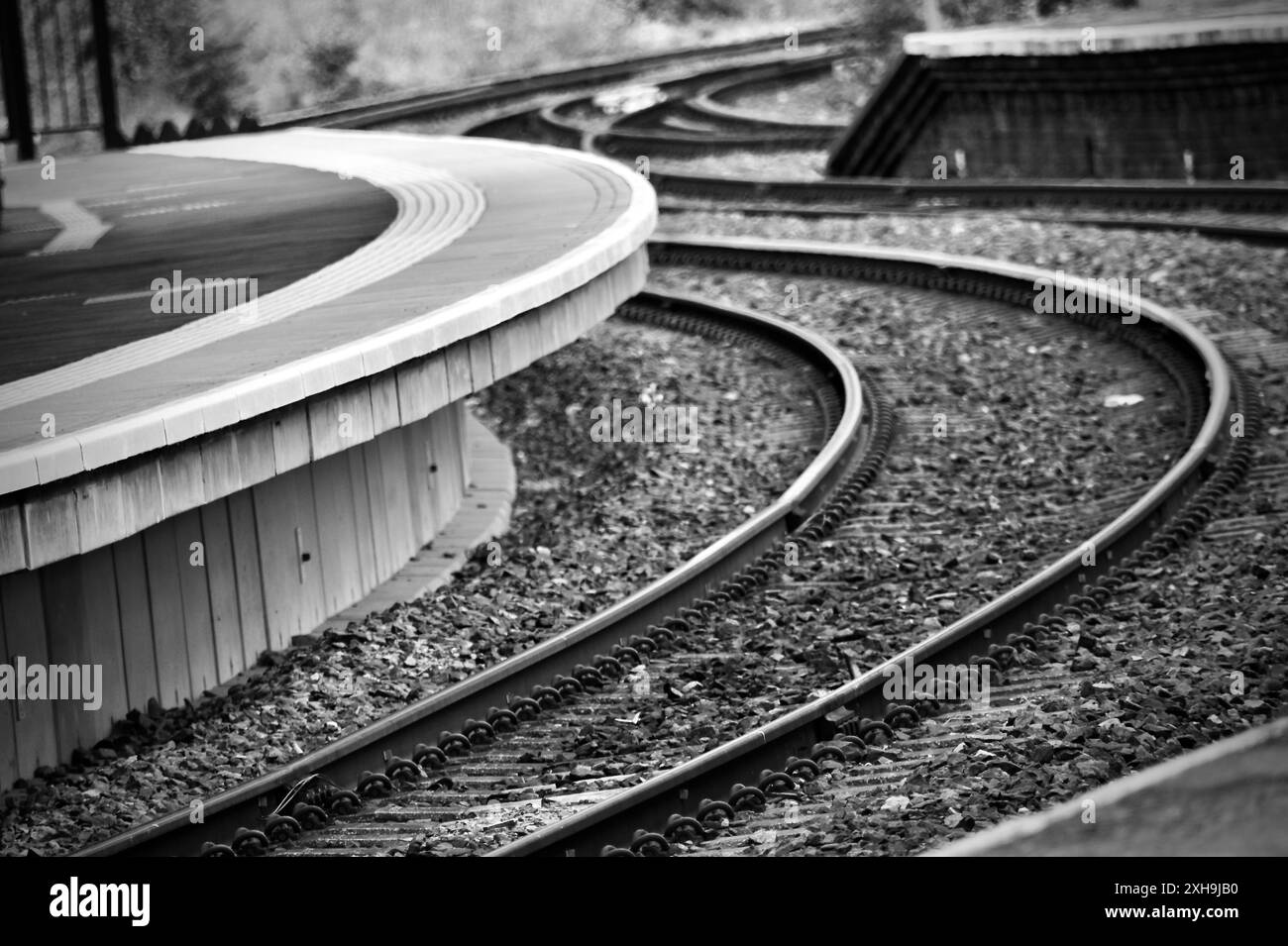 Immagine generale di viaggio che mostra i binari e le piattaforme di una stazione ferroviaria del Regno Unito. Crediti: James Hind/Alamy. Foto Stock