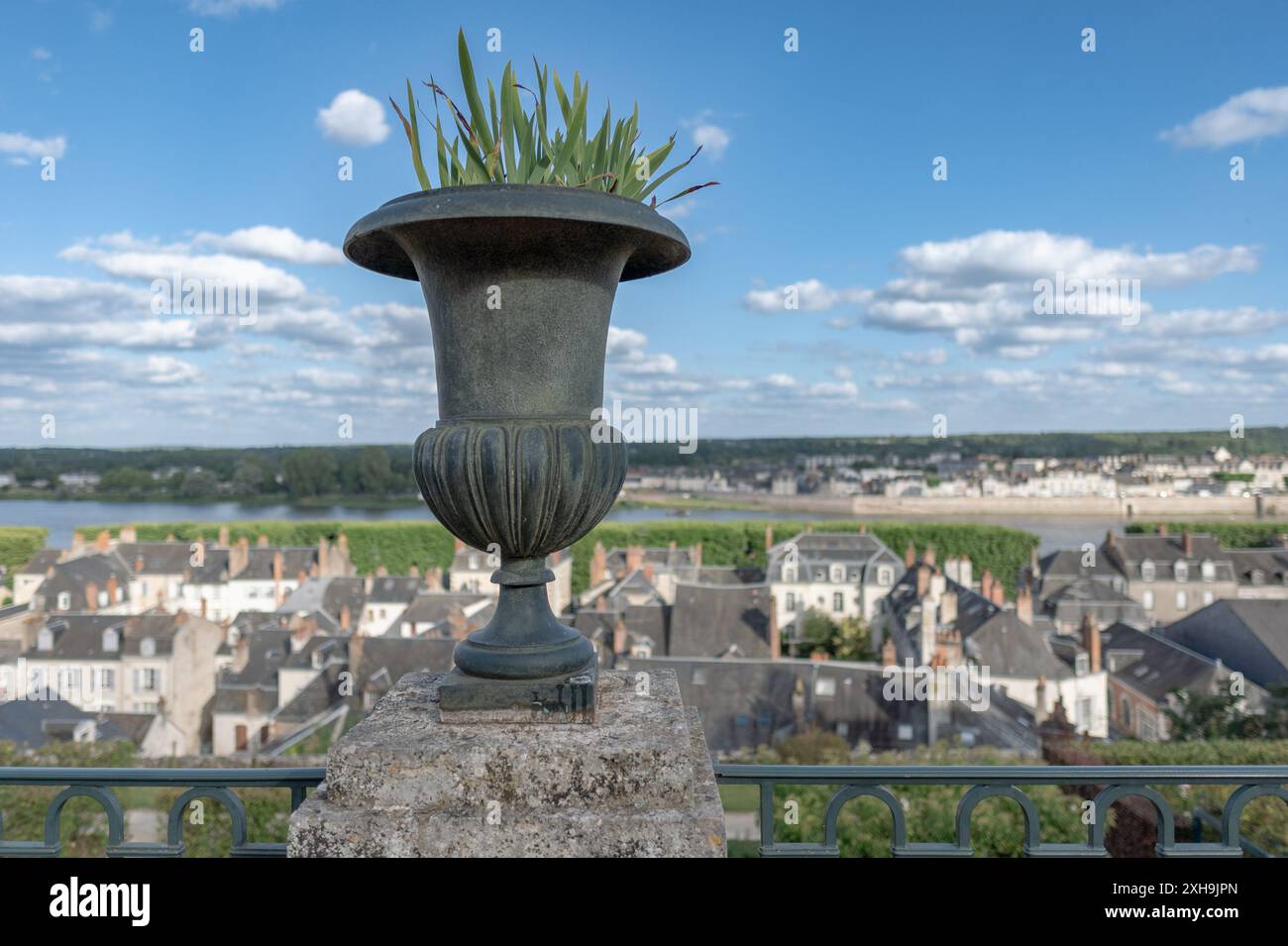 Un'urna singola con giardino affacciata sulla città francese di Blois. Preso durante una giornata estiva soleggiata senza persone Foto Stock