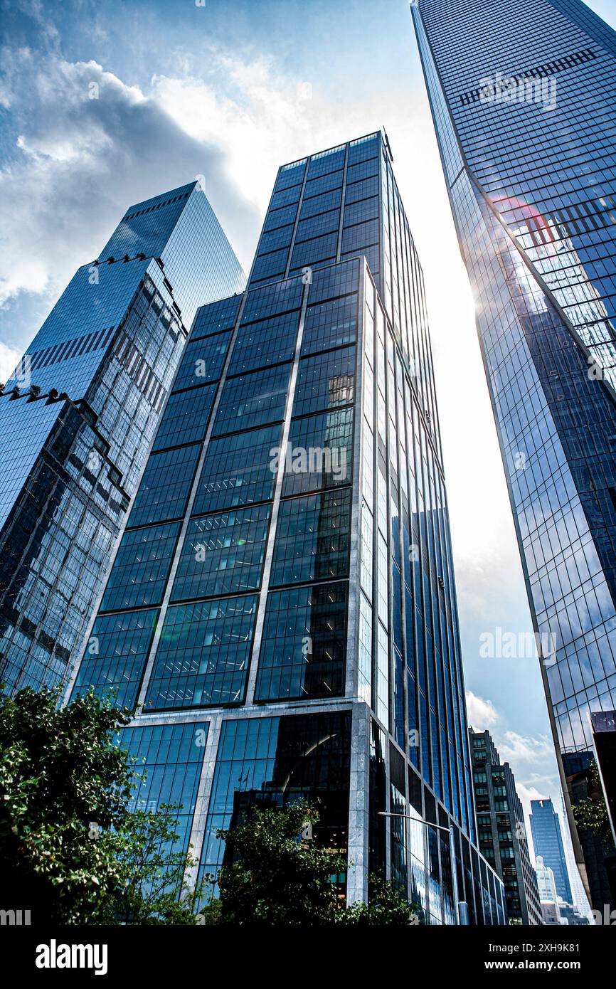 The Spiral, 66 Hudson Boulevard, e 50 Hudson Yards, vista ad angolo basso, Hudson Yards, New York City, New York, STATI UNITI Foto Stock