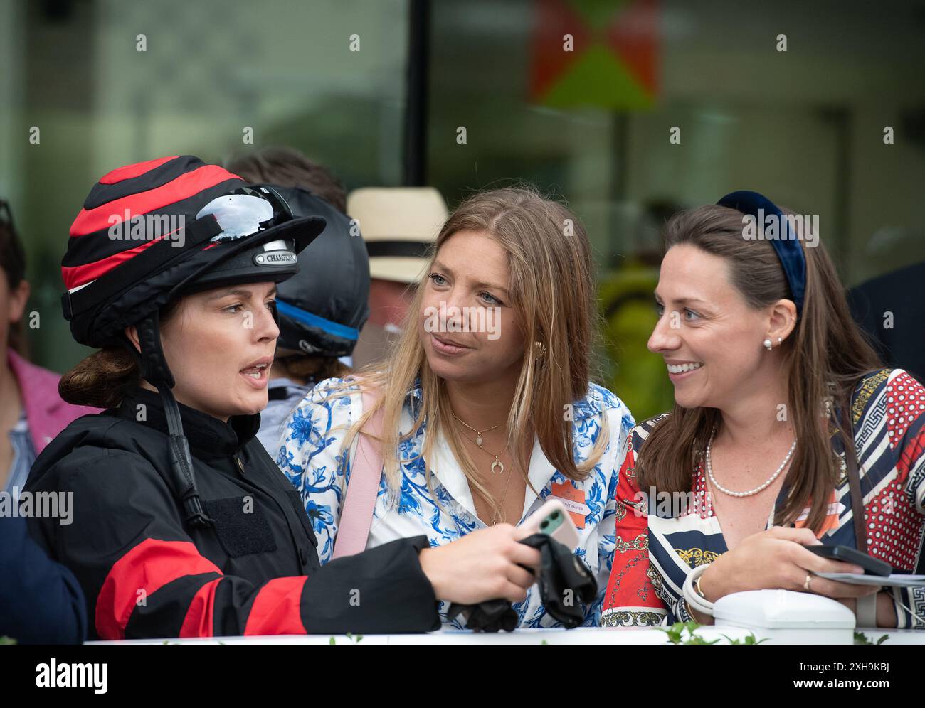 Ascot, Berkshire, Regno Unito. 12 luglio 2024. Jockey Lucy Anne Johnson (L) nell'anello della parata prima di andare a cavallo a Springs nella corsa di beneficenza per il giorno della corsa della proprietà della Fondazione presso l'ippodromo di Ascot presso l'ippodromo Summer Mile Property Raceday. Crediti: Maureen McLean/Alamy Live News Foto Stock