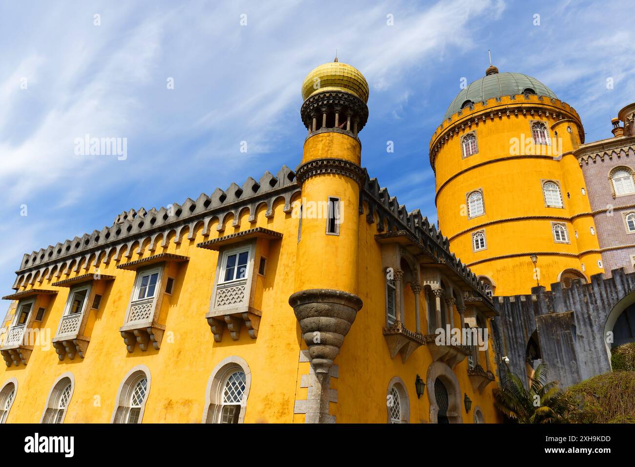 Il colorato Palácio da pena, il famoso palazzo e una delle sette meraviglie del Portogallo Foto Stock