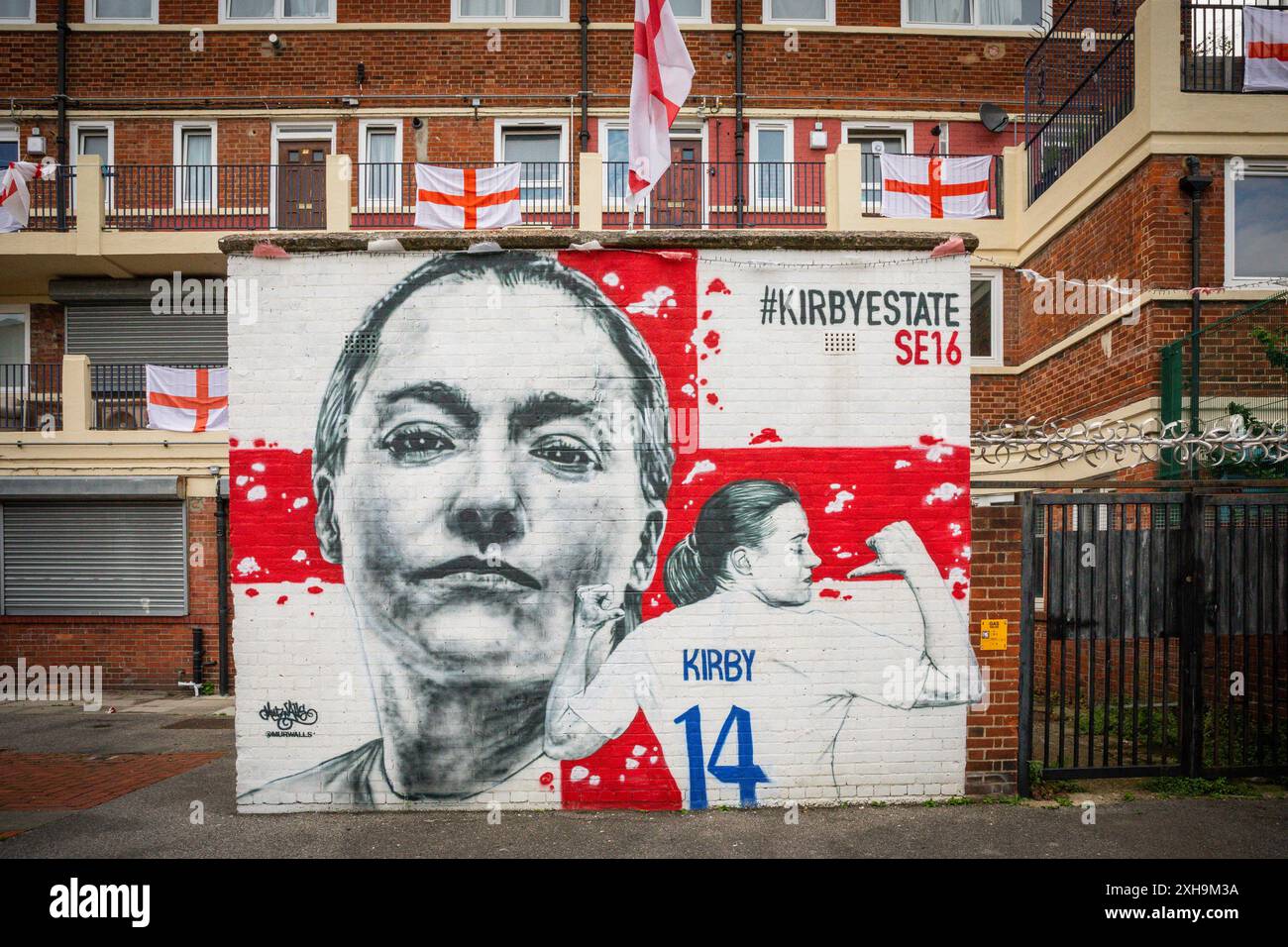 Bermondsey, Londra, 12 luglio 2024. La tenuta Kirby di Bermondsey, nota per le sue colorate bandiere per le partite di calcio dell'Inghilterra, è ancora una volta decorata con diverse centinaia di bandiere in tutta la tenuta patriottica, così come il murale recentemente inaugurato di Eberechi Eze e altri pittoreschi murales nei grouds, in vista della finale di domenica tra Inghilterra e Spagna dei Campionati europei di calcio. Crediti: Imageplotter/Alamy Live News Foto Stock