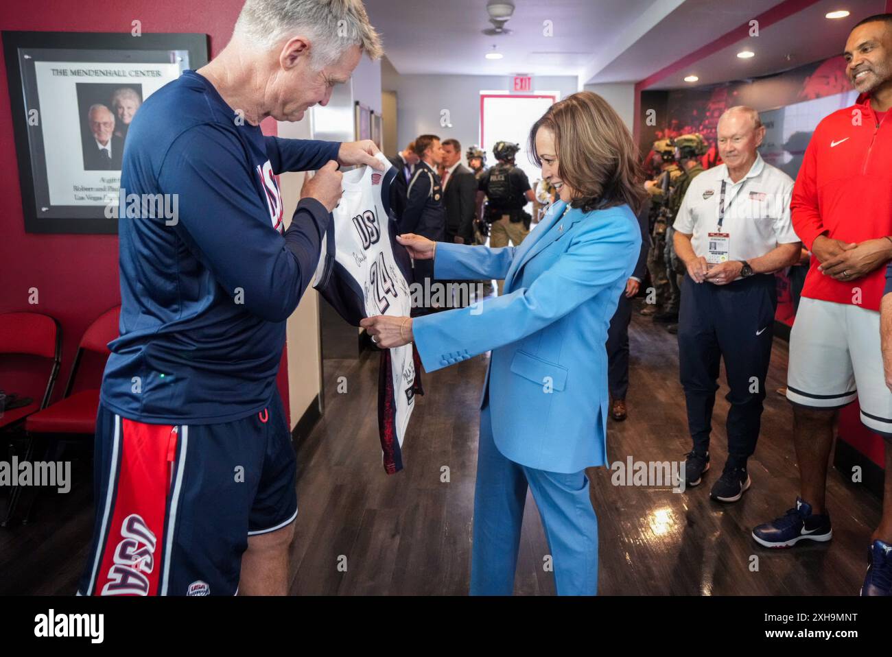Las Vegas, Stati Uniti. 9 luglio 2024. U. Il vice presidente della squadra Kamala Harris, a destra, viene presentato con una maglia firmata dal capo allenatore della squadra olimpica degli Stati Uniti Steve Kerr, a sinistra, durante una visita per allenarsi alla Mendenhall Arena nel campus dell'Università del Nevada, il 9 luglio 2024 a Las Vegas, Nevada. Crediti: Lawrence Jackson/White House Photo/Alamy Live News Foto Stock
