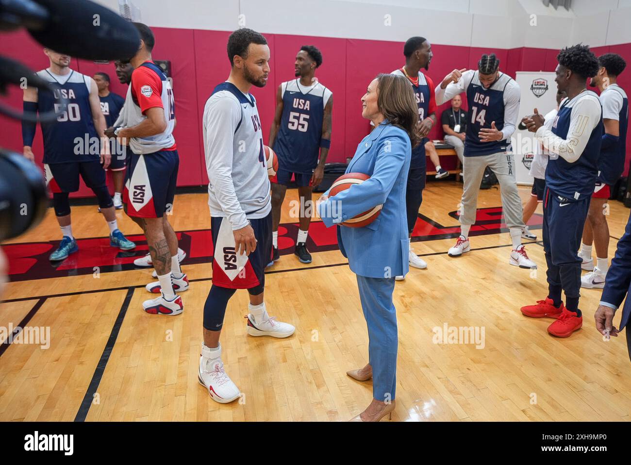 Las Vegas, Stati Uniti. 9 luglio 2024. U. Il vicepresidente della S Kamala Harris, a destra, parla con Steph Curry, a sinistra, durante una visita con la squadra di basket olimpica maschile degli Stati Uniti alla Mendenhall Arena nel campus dell'Università del Nevada, il 9 luglio 2024 a Las Vegas, Nevada. Crediti: Lawrence Jackson/White House Photo/Alamy Live News Foto Stock